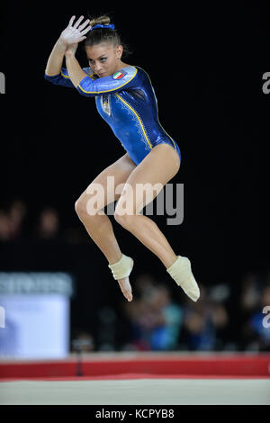 Montreal, Quebec, Kanada. 6. Okt 2017. LARA MORI, aus Italien, konkurriert auf dem Boden Übung während der Frauen vielseitige Finale im Olympiastadion in Montreal, Quebec statt. Credit: Amy Sanderson/ZUMA Draht/Alamy leben Nachrichten Stockfoto