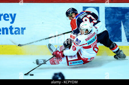 Zagreb, Kroatien. 6. Okt, 2017. Nikolaus Kraus (vorne) des EC KAC Mias mit Luka jarcov der khl medvescak während der Ebel (Erste Bank Eishockey Liga) Eishockey Liga Match zwischen EC KAC und khl medvescak Zagreb, Zagreb, Kroatien okt. 6, 2017. khl medvescak Zagreb gewann 5-1. Credit: Igor soban/Xinhua/alamy leben Nachrichten Stockfoto