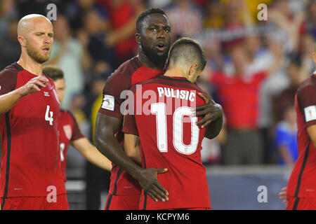 Orlando, Florida, USA. 6. Okt 2017. United States Mittelfeldspieler Christian Pulisic (10), Jozy Altidore (17) Ein Ziel bei einem WM-Qualifikationsspiel in Orlando City-stadion am 6 Okt., in Orlando, Florida 2017 feiern. Die uns schlagen Panama 4-0. Zuma Presse/Scott Miller Quelle: Scott Miller, A./ZUMA Draht/Alamy leben Nachrichten Stockfoto