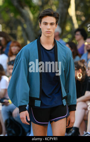 Lissabon, Portugal. Okt. 2017. Modell während der Modenschau von Duarte im Moda Lisboa Luz, im Pavillon Carlos Lopes in Lissabon, Portugal, am Freitag 06. Kredit: Brasilien Photo Press/Alamy Live News Stockfoto