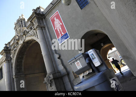 San Diego, CA, USA. Oktober 2017. San Diego Kalifornien hofft, das Problem der Obdachlosigkeit zu lösen, indem es die Zelte ab nächster Woche in einem Servicehof im Balboa Park an markierten Stellen aufstellt. Eine Waschstation unten rechts wurde bereitgestellt, um einen Ausbruch von Hepatitis A unter den Obdachlosen, die Balboa Park besuchen, einzudämmen. Dieses Hotel befindet sich gegenüber von San Diego's Museum of man im Balboa Park. Quelle: John Gastaldo/ZUMA Wire/Alamy Live News Stockfoto