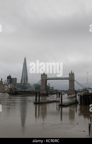 London, Großbritannien. 7 Okt, 2017. Grau bewölkter Himmel hinter der Tower Bridge zu sehen ist und die scherbe auf der Themse in London heute Morgen. Credit: Vickie Flores/alamy leben Nachrichten Stockfoto