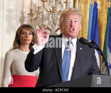 An der Feier teilnehmen. 6. Okt 2017. Vereinigte Staaten Präsident Donald j. Trump Bemerkungen macht wie Er und die erste Dame melania trump Host ein Hispanic heritage Monat Veranstaltung im East Room des Weißen Hauses in Washington, Dc am Freitag, 6. Oktober 2017. 200 Hispanic, der Gemeinschaft und der religiösen Führer, und die Gäste aus dem ganzen Land sind eingeladen, an der Feier zu verbinden. Credit: Ron Sachs/cnp - keine Leitung Service-Credit: Ron Sachs/konsolidierte/dpa/alamy leben Nachrichten Stockfoto