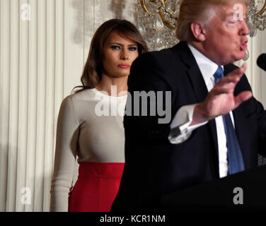 Melden Sie In der Feier. 6. Okt 2017. First Lady Melania Trump als Präsidenten der Vereinigten Staaten Donald J. Trumpf Erläuterungen zu einem Hispanic Heritage Monat Veranstaltung im East Room des Weißen Hauses in Washington, DC am Freitag, 6. Oktober 2017. 200 Hispanic, der Gemeinschaft und der religiösen Führer, und die Gäste aus dem ganzen Land sind eingeladen, an der Feier teilzunehmen. Credit: Ron Sachs/CNP - KEINE LEITUNG SERVICE-Credit: Ron Sachs/Konsolidierte/dpa/Alamy leben Nachrichten Stockfoto