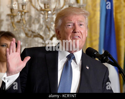 An der Feier teilnehmen. 6. Okt 2017. Vereinigte Staaten Präsident Donald j. Trump Bemerkungen macht wie Er und die erste Dame melania trump Host ein Hispanic heritage Monat Veranstaltung im East Room des Weißen Hauses in Washington, Dc am Freitag, 6. Oktober 2017. 200 Hispanic, der Gemeinschaft und der religiösen Führer, und die Gäste aus dem ganzen Land sind eingeladen, an der Feier zu verbinden. Credit: Ron Sachs/cnp - keine Leitung Service-Credit: Ron Sachs/konsolidierte/dpa/alamy leben Nachrichten Stockfoto