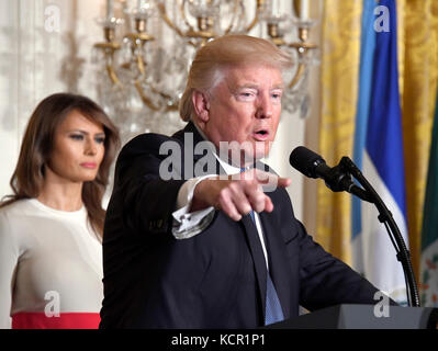 An der Feier teilnehmen. 6. Okt 2017. Vereinigte Staaten Präsident Donald j. Trump Bemerkungen macht wie Er und die erste Dame melania trump Host ein Hispanic heritage Monat Veranstaltung im East Room des Weißen Hauses in Washington, Dc am Freitag, 6. Oktober 2017. 200 Hispanic, der Gemeinschaft und der religiösen Führer, und die Gäste aus dem ganzen Land sind eingeladen, an der Feier zu verbinden. Credit: Ron Sachs/cnp - keine Leitung Service-Credit: Ron Sachs/konsolidierte/dpa/alamy leben Nachrichten Stockfoto