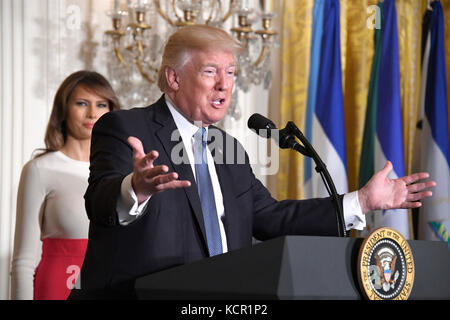 Nehmen Sie An Der Feier Teil. Oktober 2017. US-Präsident Donald J. Trump macht eine Rede, als er und First Lady Melania Trump am Freitag, den 6. Oktober 2017, im East Room des Weißen Hauses in Washington, DC, eine Veranstaltung veranstalten. 200 Vertreter der hispanischen Wirtschaft, der Gemeinde und des Glaubens sowie Gäste aus dem ganzen Land wurden eingeladen, an der Feier teilzunehmen. Kredit: Ron Sachs/CNP - KEIN KABELSERVICE - Kredit: Ron Sachs/Consolidated/dpa/Alamy Live News Stockfoto