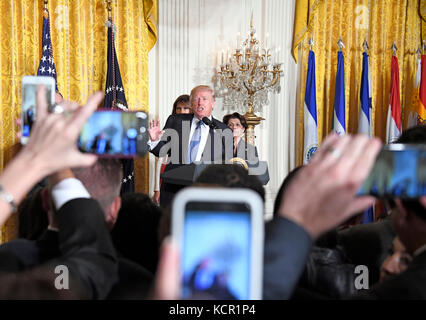 An der Feier teilnehmen. 6. Okt 2017. Vereinigte Staaten Präsident Donald j. Trump Bemerkungen macht wie Er und die erste Dame melania trump Host ein Hispanic heritage Monat Veranstaltung im East Room des Weißen Hauses in Washington, Dc am Freitag, 6. Oktober 2017. 200 Hispanic, der Gemeinschaft und der religiösen Führer, und die Gäste aus dem ganzen Land sind eingeladen, an der Feier zu verbinden. Credit: Ron Sachs/cnp - keine Leitung Service-Credit: Ron Sachs/konsolidierte/dpa/alamy leben Nachrichten Stockfoto