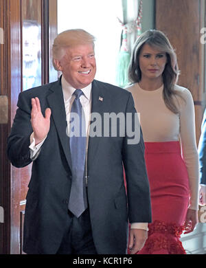 An der Feier teilnehmen. 6. Okt 2017. Vereinigte Staaten Präsident Donald j. Trump und First Lady melania Trump kommen an einem Hispanic heritage Monat Veranstaltung im East Room des Weißen Hauses in Washington, Dc am Freitag, 6. Oktober 2017. 200 Hispanic, der Gemeinschaft und der religiösen Führer, und die Gäste aus dem ganzen Land sind eingeladen, an der Feier zu verbinden. Credit: Ron Sachs/cnp - keine Leitung Service-Credit: Ron Sachs/konsolidierte/dpa/alamy leben Nachrichten Stockfoto