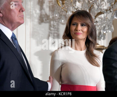 Nehmen Sie An Der Feier Teil. Oktober 2017. First Lady Melania Trump sieht US-Präsident Donald J. Trump an, nachdem er am Freitag, den 6. Oktober 2017, im East Room des Weißen Hauses in Washington, D.C. bei einem Hispanic Heritage Month-Event im East Room des Weißen Hauses in Washington, D.C. Bemerkungen gemacht hatte. 200 Vertreter der hispanischen Wirtschaft, der Gemeinde und des Glaubens sowie Gäste aus dem ganzen Land wurden eingeladen, an der Feier teilzunehmen. Kredit: Ron Sachs/CNP - KEIN KABELSERVICE - Kredit: Ron Sachs/Consolidated/dpa/Alamy Live News Stockfoto