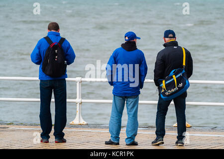 Aberystwyth Wales UK, Samstag, 07. Oktober 2017 UK Wetter: Menschen gehen entlang der Strandpromenade und am Strand an einem bewölkten und luftigen Herbstnachmittag in Aberystwyth Wales Foto: keith morris/Alamy Live News Stockfoto