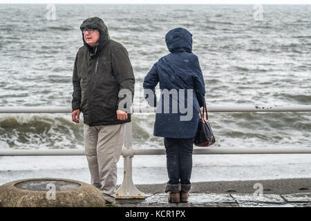 Aberystwyth Wales UK, Samstag, 07. Oktober 2017 UK Wetter: Menschen gehen entlang der Strandpromenade und am Strand an einem bewölkten und luftigen Herbstnachmittag in Aberystwyth Wales Foto: keith morris/Alamy Live News Stockfoto