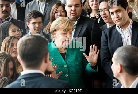 Dresden, Deutschland. Oktober 2017. Bundeskanzlerin und CDU-Leiterin Angela Merkel nimmt am 7. Oktober 2017 an der Konferenz zum Tag der jungen CDU in Dresden Teil. Die Konferenz wurde am 06.10.17 eröffnet und läuft bis zum 08.10.17. Sie findet im Kongresszentrum Dresden statt. Quelle: Monika Skolimowska/dpa-Zentralbild/dpa/Alamy Live News Stockfoto