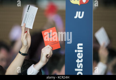 Dresden, Deutschland. Oktober 2017. Die Delegierten stimmen auf der Konferenz zum Tag der jungen CDU in Dresden ab, 7. Oktober 2017. Die Konferenz wurde am 06.10.17 eröffnet und läuft bis zum 08.10.17. Sie findet im Kongresszentrum Dresden statt. Quelle: Oliver Killig/dpa-Zentralbild/dpa/Alamy Live News Stockfoto