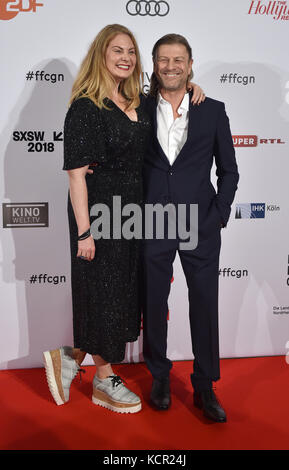 Köln, Deutschland. Oktober 2017. Der britische Schauspieler Sean Bean mit seiner Frau Ashley bei der Preisverleihung der Kölner Filmfestspiele am 6. Oktober 2017 in Köln. Quelle: Caroline Seidel/dpa/Alamy Live News Stockfoto