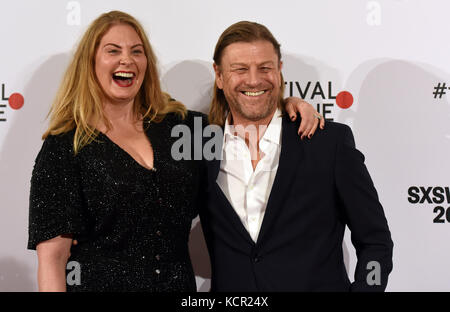 Köln, Deutschland. Oktober 2017. Der britische Schauspieler Sean Bean mit seiner Frau Ashley bei der Preisverleihung der Kölner Filmfestspiele am 6. Oktober 2017 in Köln. Quelle: Caroline Seidel/dpa/Alamy Live News Stockfoto