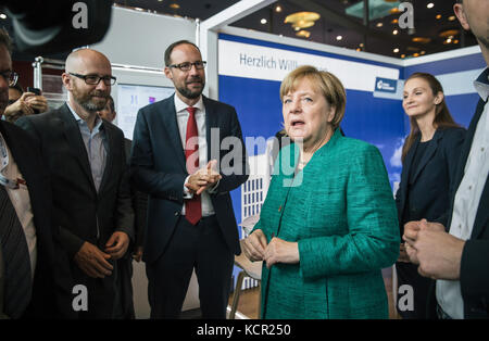 Dresden, Deutschland. Oktober 2017. Bundeskanzlerin und CDU-Leiterin Angela Merkel nimmt am 7. Oktober 2017 an der Konferenz zum Tag der jungen CDU in Dresden Teil. Die Konferenz wurde am 06.10.17 eröffnet und läuft bis zum 08.10.17. Sie findet im Kongresszentrum Dresden statt. Quelle: Oliver Killig/dpa-tmn/dpa/Alamy Live News Stockfoto