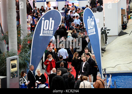 Berlin, Deutschland. Oktober 2017. Besucher besuchen die 9. Job Expo im Mercedes-Benz Hauptsitz in Berlin, Deutschland, 7. Oktober 2017. Mehr als 100 Aussteller besuchen die Ausstellung. Kredit: Maurizio Gambarini/dpa/Alamy Live News Stockfoto