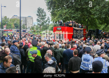 London, Großbritannien. 7 Okt, 2017. Tausende von Anhängern, die verschiedene englische Fußball-Clubs sammeln durch den Central London in Solidarität gegen Extremismus bis März. Im März hat die von der fla organisiert worden (Fußball Jungs 'Allianz), die in der Folge der Bombenanschläge in Manchester und London Bridge Terroranschlag am 3. Juni Credit: Amer ghazzal/alamy Leben Nachrichten gebildet wurde. Stockfoto