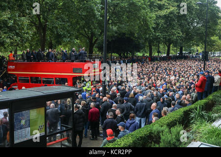 London, Großbritannien. 7 Okt, 2017. Tausende von Anhängern, die verschiedene englische Fußball-Clubs sammeln durch den Central London in Solidarität gegen Extremismus bis März. Im März hat die von der fla organisiert worden (Fußball Jungs 'Allianz), die in der Folge der Bombenanschläge in Manchester und London Bridge Terroranschlag am 3. Juni Credit: Amer ghazzal/alamy Leben Nachrichten gebildet wurde. Stockfoto