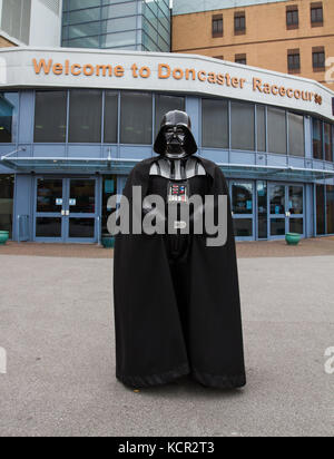 DONCASTER, South Yorkshire, UK-Star Wars Figuren und Cosplayer versammeln sich außerhalb Doncaster Racecourse für den ersten Fall der Typ an diesem Schauplatz. Mitglieder des britischen Sentinal Squad begrüßen cosplaying Gäste und gekleidet in Charaktere aus dem Star Wars Franchise einschließlich Darth Vader und Sturmtruppen. Stockfoto