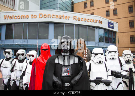 DONCASTER, South Yorkshire, UK-Star Wars Figuren und Cosplayer versammeln sich außerhalb Doncaster Racecourse für den ersten Fall der Typ an diesem Schauplatz. Mitglieder des britischen Sentinal Squad begrüßen cosplaying Gäste und gekleidet in Charaktere aus dem Star Wars Franchise einschließlich Darth Vader und Sturmtruppen. Stockfoto