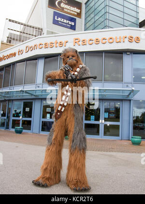 DONCASTER, South Yorkshire, UK-Star Wars Figuren und Cosplayer versammeln sich außerhalb Doncaster Racecourse für den ersten Fall der Typ an diesem Schauplatz. Mitglieder des britischen Sentinal Squad begrüßen cosplaying Gäste und gekleidet in Charaktere aus dem Star Wars Franchise einschließlich Darth Vader und Sturmtruppen. Stockfoto