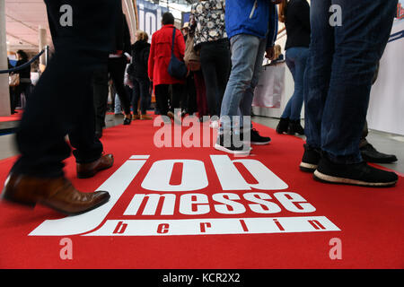 Berlin, Deutschland. Oktober 2017. Besucher besuchen die 9. Job Expo im Mercedes-Benz Hauptsitz in Berlin, Deutschland, 7. Oktober 2017. Mehr als 100 Aussteller besuchen die Ausstellung. Kredit: Maurizio Gambarini/dpa/Alamy Live News Stockfoto