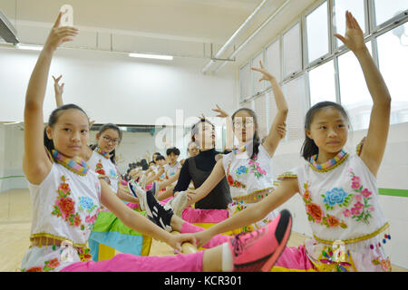 Nangong, chinesische Provinz Hebei. Oktober 2017. Tanzlehrer Suo Xin (3. R) unterrichtet Schüler in Nangong, nordchinesischer Provinz Hebei, 7. Oktober 2017. Einige Schulen in Nangong hielten während des Nationalfeiertags und des Herbsttags Kurse für Schüler ab, um ihr Leben zu bereichern. Quelle: Chen Lei/Xinhua/Alamy Live News Stockfoto