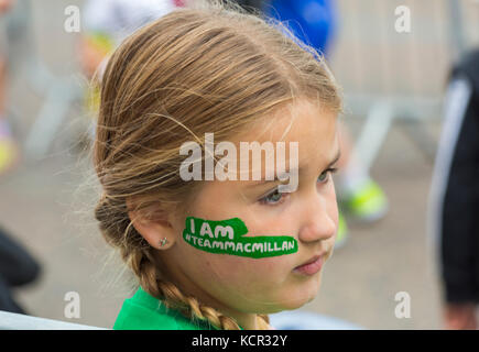 Bournemouth, Dorset, Großbritannien. 7. Okt 2017. Der erste Tag der Bournemouth Marathon Festival erhält unterwegs mit dem Kinder- Rennen - Kinder, Kilometer, Junior 1,5k, 2k und 5k. Team Macmillan Runner mit Ich bin#teammacmillan Stempel auf die Wange. Credit: Carolyn Jenkins/Alamy leben Nachrichten Stockfoto