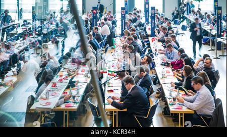 Dresden, Deutschland. Oktober 2017. Die Teilnehmer essen zu Mittag auf der Konferenz zum Tag der jungen CDU in Dresden, Deutschland, 7. Oktober 2017. Die Konferenz wurde am 06.10.17 eröffnet und läuft bis zum 08.10.17. Sie findet im Kongresszentrum Dresden statt. Quelle: Oliver Killig/dpa-Zentralbild/dpa/Alamy Live News Stockfoto