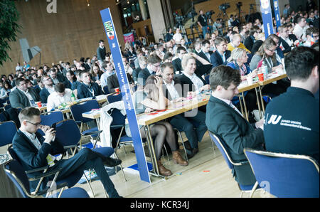 Dresden, Deutschland. Oktober 2017. Die Teilnehmer essen zu Mittag auf der Konferenz zum Tag der jungen CDU in Dresden, Deutschland, 7. Oktober 2017. Die Konferenz wurde am 06.10.17 eröffnet und läuft bis zum 08.10.17. Sie findet im Kongresszentrum Dresden statt. Quelle: Oliver Killig/dpa-Zentralbild/dpa/Alamy Live News Stockfoto