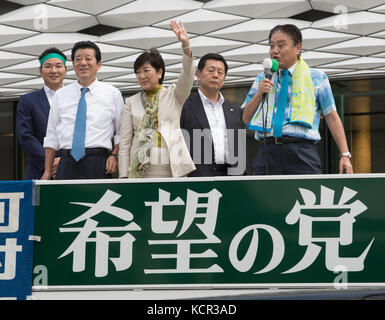 7. Oktober 2017, Ginza 4. Crossing, Ginza, Tokio, Japan: Tokio Gouverneur und Führer der Partei der Hoffnung, Yuriko Koike kämpfte mit Ichiro Matsui, dem Führer der Japan Restoration Party (Blaues Hemd) und Takashi Kawamura, Bürgermeister von Nagoya an der Ginza 4. Kreuzung in Tokio. Stockfoto