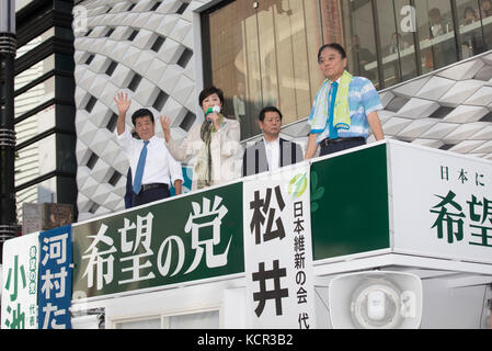 7. Oktober 2017, Ginza 4. Crossing, Ginza, Tokio, Japan: Tokio Gouverneur und Führer der Partei der Hoffnung, Yuriko Koike kämpfte mit Ichiro Matsui, dem Führer der Japan Restoration Party (Blaues Hemd) und Takashi Kawamura, Bürgermeister von Nagoya an der Ginza 4. Kreuzung in Tokio. Stockfoto