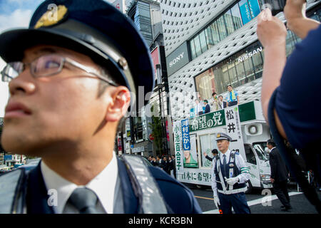 7. Oktober 2017, Ginza 4. Crossing, Ginza, Tokio, Japan: Tokio Gouverneur und Führer der Partei der Hoffnung, Yuriko Koike kämpfte mit Ichiro Matsui, dem Führer der Japan Restoration Party (Blaues Hemd) und Takashi Kawamura, Bürgermeister von Nagoya an der Ginza 4. Kreuzung in Tokio. (Keiko Hiromi/AFLO) Stockfoto