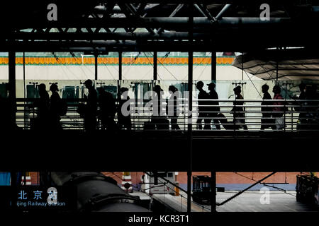 (171007) -- PEKING, 7. Oktober 2017 (Xinhua) -- Passagiere werden am Bahnhof Peking in Peking, Hauptstadt Chinas, am 7. Oktober 2017 gesehen. Am Ende des Nationalfeiertags begrüßt Peking eine große Anzahl von Passagieren wieder an die Arbeit und das College. (Xinhua/Shen Bohan) (lx) Stockfoto