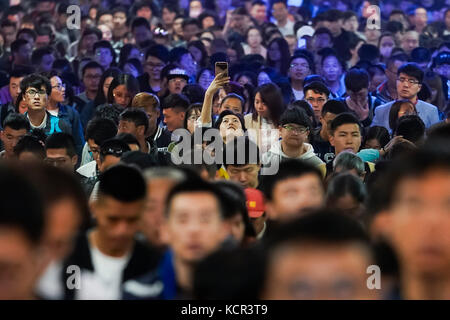 (171007) -- PEKING, 7. Oktober 2017 (Xinhua) -- Ein Passagier macht ein Foto am Bahnhof Peking in Peking, Hauptstadt Chinas, 7. Oktober 2017. Am Ende des Nationalfeiertags begrüßt Peking eine große Anzahl von Passagieren wieder an die Arbeit und das College. (Xinhua/Shen Bohan) (lx) Stockfoto