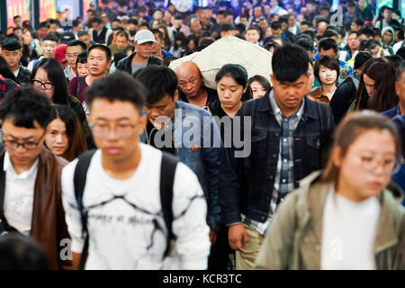 (171007) -- PEKING, 7. Oktober 2017 (Xinhua) -- Passagiere werden am Bahnhof Peking in Peking, Hauptstadt Chinas, am 7. Oktober 2017 gesehen. Am Ende des Nationalfeiertags begrüßt Peking eine große Anzahl von Passagieren wieder an die Arbeit und das College. (Xinhua/Shen Bohan) (lx) Stockfoto