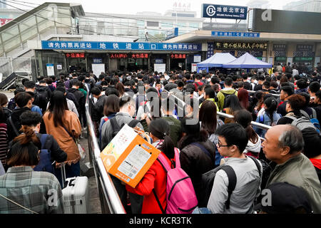 (171007) -- PEKING, 7. Oktober 2017 (Xinhua) -- Passagiere stehen an, um eine U-Bahn zu nehmen, nachdem sie am Bahnhof Peking in Peking, Hauptstadt Chinas, am 7. Oktober 2017 angekommen sind. Am Ende des Nationalfeiertags begrüßt Peking eine große Anzahl von Passagieren wieder an die Arbeit und das College. (Xinhua/Shen Bohan) (lx) Stockfoto