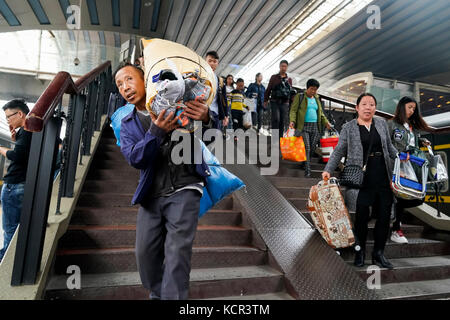 (171007) -- PEKING, 7. Oktober 2017 (Xinhua) -- Passagiere werden am Bahnhof Peking in Peking, Hauptstadt Chinas, am 7. Oktober 2017 gesehen. Am Ende des Nationalfeiertags begrüßt Peking eine große Anzahl von Passagieren wieder an die Arbeit und das College. (Xinhua/Shen Bohan) (lx) Stockfoto