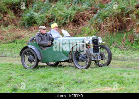 Badlands Farm in der Nähe von kinnerton, powys - am Samstag, den 7. Oktober 2017 - vintage Sports Car Club (vscc) Welsh Versuch ein Bergrennen bei dem Konkurrenten Punkte Punkte wie Sie Fortschritte eine schlammige Hügel klettern - hier ein Vintage Austin 7, Baujahr 1930 starten der Hill Climb. Credit: Steven Mai/alamy Leben Nachrichten angezeigt Stockfoto