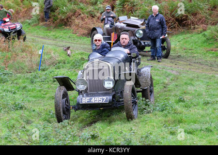 Badlands Farm in der Nähe von kinnerton, powys - am Samstag, den 7. Oktober 2017 - vintage Sports Car Club (vscc) Welsh Versuch ein Bergrennen bei dem Konkurrenten Punkte Punkte wie Sie Fortschritte eine schlammige Hügel klettern - hier dargestellt ein Vintage Ford Modell a special 1930 erbaut, wie es Punkt 6 auf dem Hügel klettern. Credit: Steven Mai/alamy leben Nachrichten Stockfoto