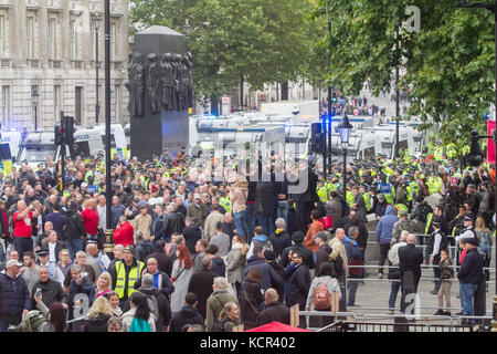 London, Großbritannien. 7 Okt, 2017. Tausende von Anhängern, die die verschiedenen englischen Fußballvereine märz hinunter Whitehall in Solidarität mit den veteran Gruppen in einer Solidarität gegen Extremismus im März wurde von der fla organisiert worden (Fußball Jungs 'Allianz), die in der Folge der Bombenanschläge und der jüngsten Manchester Manchester und London Bridge Terroranschlag am 3. Juni gebildet wurde. Jedoch antirassistischen Aktivisten haben Mitglieder fla, die glaubten, sind Links zu den English Defence League (EDL) und anderen rechtsextremen Organisationen Credit: Amer ghazzal/alamy Leben Nachrichten kritisiert Stockfoto