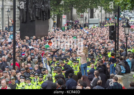 London, Großbritannien. 7 Okt, 2017. Tausende von Anhängern, die die verschiedenen englischen Fußballvereine märz hinunter Whitehall in Solidarität mit den veteran Gruppen in einer Solidarität gegen Extremismus im März wurde von der fla organisiert worden (Fußball Jungs 'Allianz), die in der Folge der Bombenanschläge und der jüngsten Manchester Manchester und London Bridge Terroranschlag am 3. Juni gebildet wurde. Jedoch antirassistischen Aktivisten haben Mitglieder fla, die glaubten, sind Links zu den English Defence League (EDL) und anderen rechtsextremen Organisationen Credit: Amer ghazzal/alamy Leben Nachrichten kritisiert Stockfoto