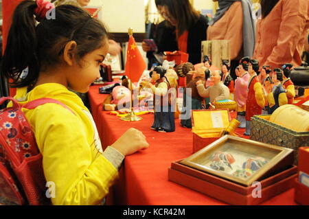 (171007) -- AMMAN, 7. Oktober 2017 (Xinhua) -- Ein Kind besucht den Stand Chinas auf dem diplomatischen Basar in Amman, Jordanien, 7. Oktober 2017. Der jährliche diplomatische Basar wurde hier am Samstag eröffnet und zog mehr als 50 Botschaften und internationale Organisationen an. (Xinhua/Lin Xiaowei) (jmmn) Stockfoto