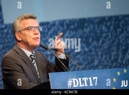 Dresden, Deutschland. Oktober 2017. Der deutsche Innenminister Thomas de Maiziere spricht auf der Konferenz zum Deutschen Tag der jungen CDU in Dresden am 7. Oktober 2017. Die Konferenz wurde am 06.10.17 eröffnet und läuft bis zum 08.10.17. Sie findet im Kongresszentrum Dresden statt. Quelle: Monika Skolimowska/dpa-Zentralbild/dpa/Alamy Live News Stockfoto