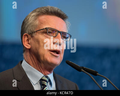 Dresden, Deutschland. Oktober 2017. Der deutsche Innenminister Thomas de Maiziere spricht auf der Konferenz zum Deutschen Tag der jungen CDU in Dresden am 7. Oktober 2017. Die Konferenz wurde am 06.10.17 eröffnet und läuft bis zum 08.10.17. Sie findet im Kongresszentrum Dresden statt. Quelle: Monika Skolimowska/dpa-Zentralbild/dpa/Alamy Live News Stockfoto