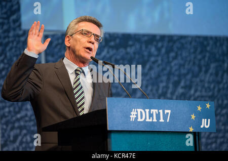 Dresden, Deutschland. Oktober 2017. Der deutsche Innenminister Thomas de Maiziere spricht auf der Konferenz zum Deutschen Tag der jungen CDU in Dresden am 7. Oktober 2017. Die Konferenz wurde am 06.10.17 eröffnet und läuft bis zum 08.10.17. Sie findet im Kongresszentrum Dresden statt. Quelle: Monika Skolimowska/dpa-Zentralbild/dpa/Alamy Live News Stockfoto