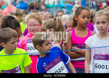 Bournemouth, Dorset, Großbritannien. 7. Okt 2017. Der erste Tag der Bournemouth Marathon Festival erhält unterwegs mit dem Kinder- Rennen - Kinder, Kilometer, Junior 1,5k, 2k und 5k. Kinder im Alter von 6-8 Warten auf den Start der 1,5k laufen. Credit: Carolyn Jenkins/Alamy leben Nachrichten Stockfoto