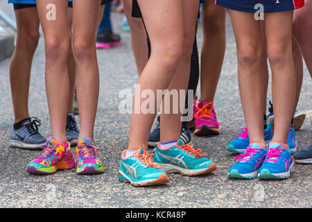 Bournemouth, Dorset, Großbritannien. 7. Okt 2017. Der erste Tag der Bournemouth Marathon Festival erhält unterwegs mit dem Kinder- Rennen - Kinder, Kilometer, Junior 1,5k, 2k und 5k. Kinder im Alter von 9-12 Warten auf den Start der 2k laufen. Credit: Carolyn Jenkins/Alamy leben Nachrichten Stockfoto